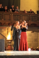 Links im Bild Altistin Juliane Harberg als Maria rechts daneben eine Ersatz-Sängerin für die Maria