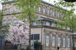 Das ehemalige Palaisgebäude vom Fürstlichen Hof wird jetzt von der HfM Detmold genutzt.