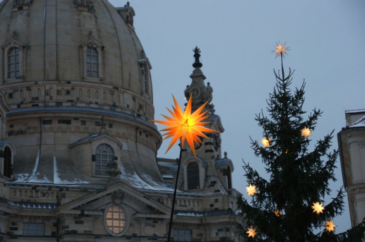 Herrnhuter Sterne auf dem Vorplatz der Frauenkirche Dresden